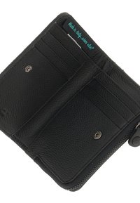 Portafoglio in pelle nera con superficie testurizzata, multiple fessure per carte, chiusura con zip e dettaglio a bottone a pressione. Etichetta interna legge "Made in Italy."