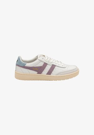 Weiße Leder-Sneaker mit Lavendel- und Hellblau-Akzenten, ausgestattet mit zwei lila Streifen, perforierten Details und einer beigen Gummisohle.