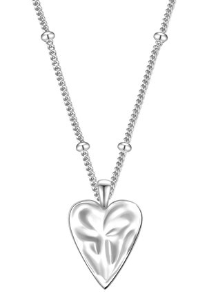 Sudraba ķēde ar kaklarotu, kurai ir sirds formas piekariņš ar gludu virsmu, gludiem kontūriem un pērlēm rotātām saiknēm, lai piešķirtu tekstūru.