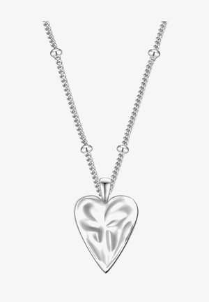 Ezüst lánc nyaklánc szív alakú medállal, amely fényes felülettel, sima kontúrokkal és gyöngyökkel díszített láncszemekkel rendelkezik a textúra érdekében.