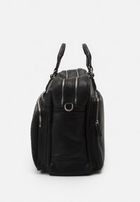 Sac en cuir noir avec deux compartiments zippés, texture tissée sur les côtés et poignées courtes. Doté de quincaillerie d'accent et de plusieurs poches zippées.