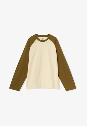 Krémovo-olivovo zelená dlhá rukávová košeľa s raglánovými rukávmi, z mäkkej bavlny a uvoľneným strihom. Minimalistický dizajn.