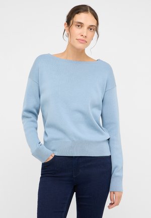 Hellblau gestrickter Pullover mit einem Bootsausschnitt, überschnittenen Schultern und einem gerippten Saum. Das Material scheint weich und glatt zu sein und passt locker.