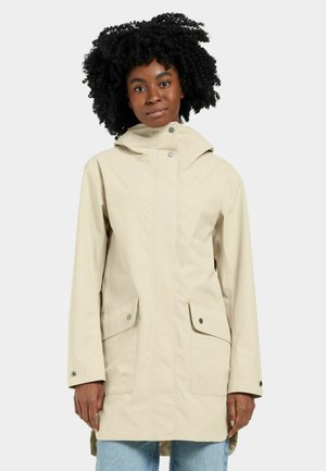 Veste imperméable beige avec capuche, deux poches avant et fermetures à pression. Tissu lisse avec une coupe décontractée et des manches longues.