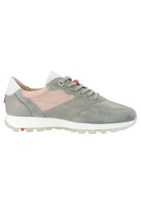 Sneaker in suede grigio e rosa con tallone bianco e suola in gomma testurizzata. Presenta un design con lacci e accenti a contrasto.