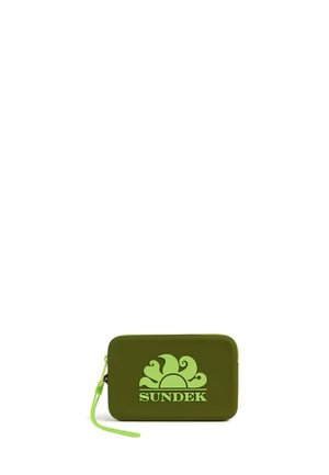 Bustina rettangolare verde oliva con cursore della cerniera verde brillante, con un logo sole stilizzato e la parola "SUNDEK" sul davanti.