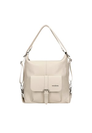 Beige leren handtas met een voorflap, zilveren hardware, een verstelbare schouderband en een reliëflogo, met een gladde textuur en een rechthoekige vorm.