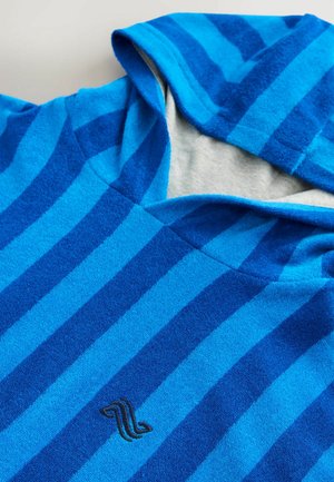Haut en polaire à capuche avec des rayures alternées bleu clair et bleu foncé. Présente une texture douce avec un petit logo brodé sur le devant.