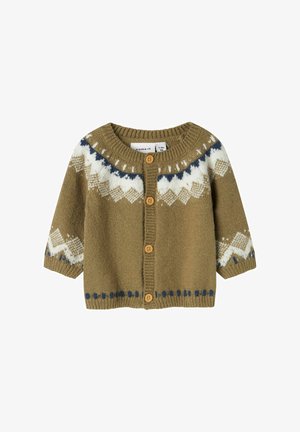 Cárdigan de punto verde oliva con un canesú pattern que presenta diseños geométricos en blanco y azul marino, cinco botones de madera y mangas cortas.