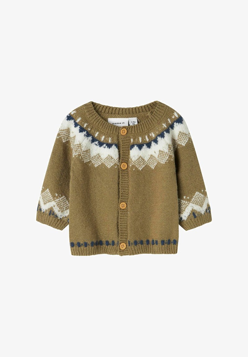 Olivgrüner Strickcardigan mit einem gemusterten Passe, die weiße und marineblaue geometrische Designs zeigt, fünf Holzknöpfen und kurzen Ärmeln.