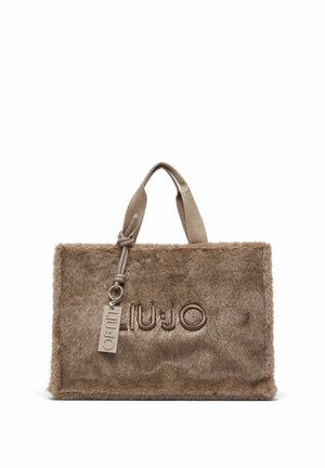 Sac à main rectangulaire en fausse fourrure marron avec des anses en tissu, nom de la marque embossé "LIU JO" et une étiquette assortie attachée par une boucle en corde.