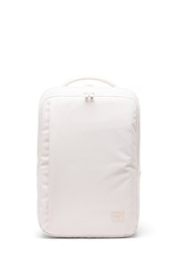 Sac à dos en tissu blanc de forme rectangulaire, texture lisse, fermeture éclair centrale et un patch logo sur le devant. Dispose d'une poignée supérieure et de poches latérales.