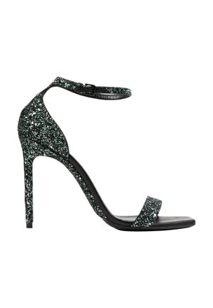Schwarze Sandale mit hohem Absatz, Glitzerdetails, schmalem Knöchelriemen mit Schnalle und einem einzelnen Zehenriemen auf weißem Hintergrund.