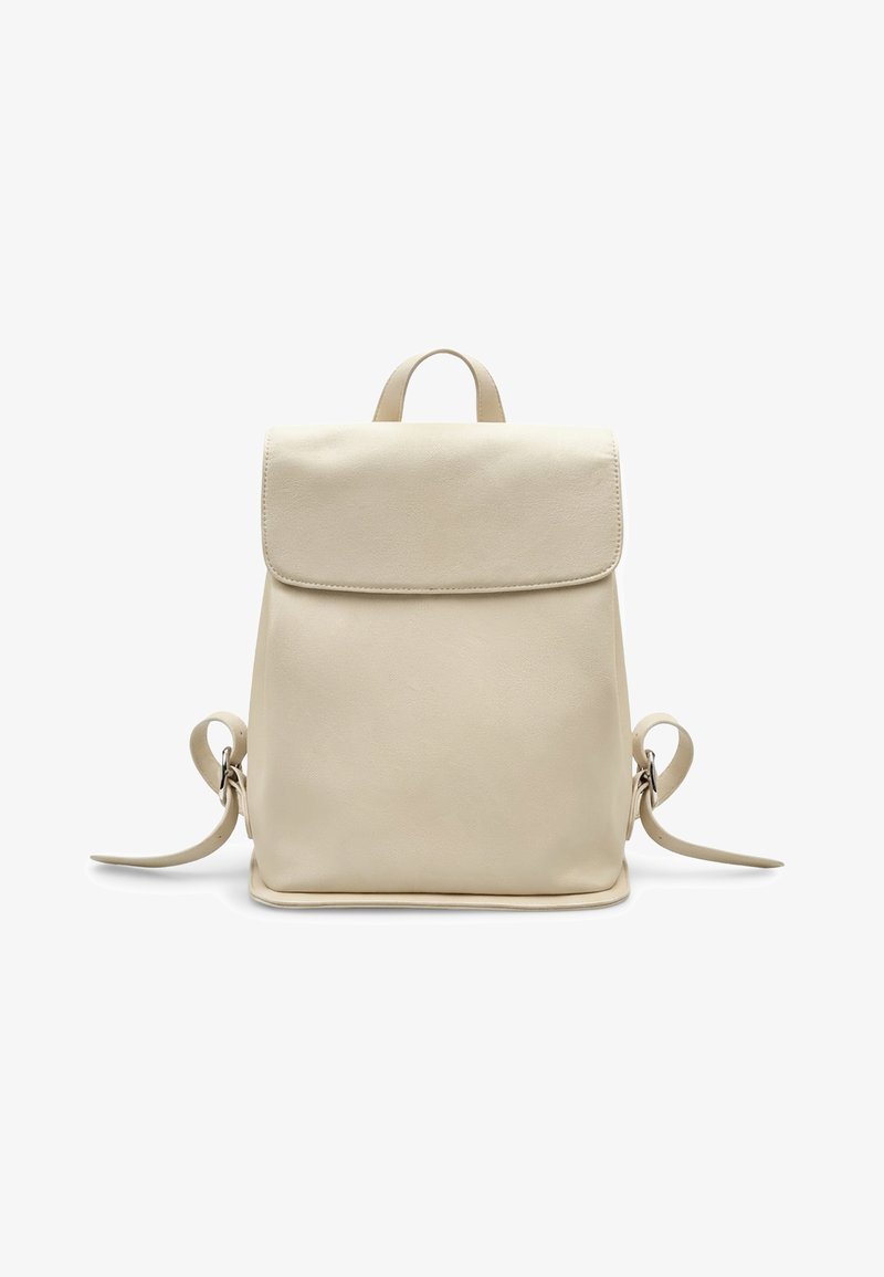 Krémový kožený batoh so štruktúrovaným tvarom, preklápacou chlopňou a nastaviteľnými bočnými popruhmi. Hladká textúra s minimálnymi kovovými doplnkami.