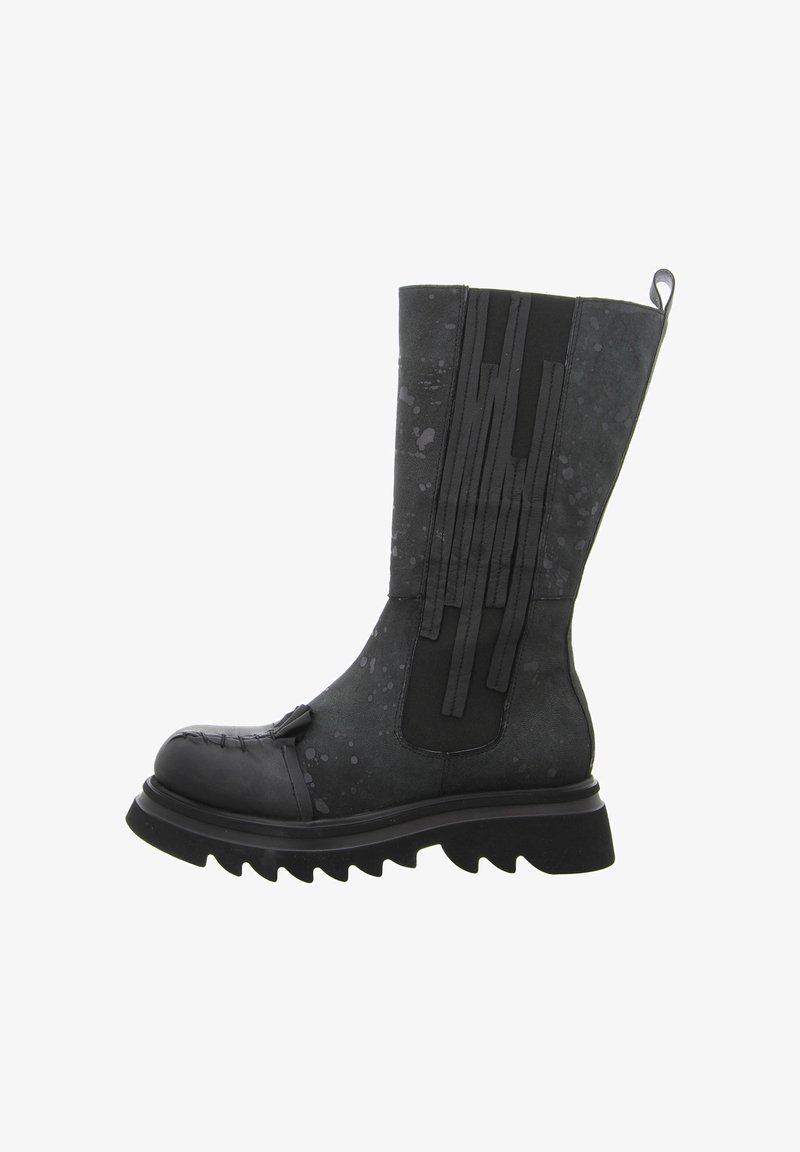 Schwarzer Knöchelstiefel mit strukturierter Oberfläche, der eine glatte Zehenkappe, dekorative Nähte und eine klobige, profilierte Sohle mit markantem Profil aufweist.