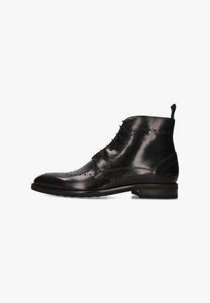 Stivaletto da uomo in pelle nera con dettagli brogue, stringato nella parte anteriore e con linguetta sul tallone, mostrato dal lato esterno.