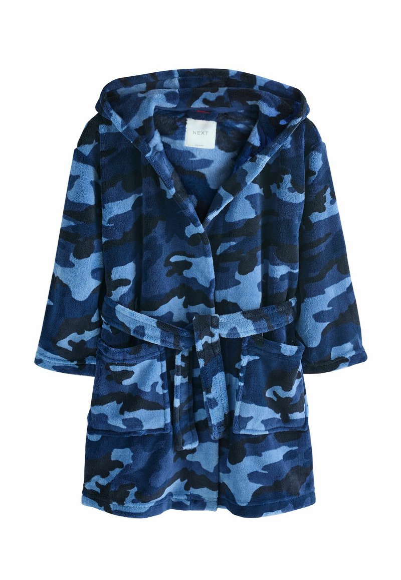 Mėlynos kamufliažo rašto pūkinis chalatukas su gobtuvu, ilgomis rankovėmis, priekinėmis kišenėmis ir derančiu diržu. Minkšta tekstūra ir šiltas dizainas.