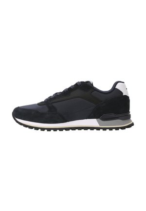 Bottines de sport bleu marine avec une tige en daim et en mesh, design à lacets, accent de talon blanc et semelle en caoutchouc noir texturé.