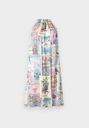 Jupe longue présentant un patchwork de timbres vintage colorés, avec une taille froncée et un tissu lisse. Illustrations diverses et texte bien visibles.