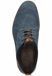 Scarpa in pelle blu forata con lacci grigi, dettaglio in pelle marrone vicino alla linguetta e soletta testurizzata. Punta arrotondata e suola in gomma marrone.