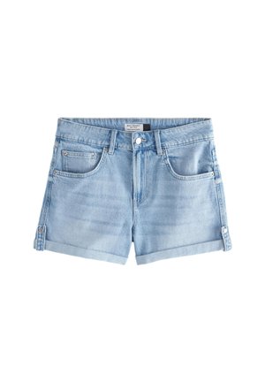 Lyseblå denimshorts med opkrogede kanter, forreste knap, bæltestropper og fem lommer, lagt fladt på en hvid baggrund.