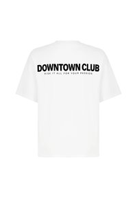 Weißes T-Shirt mit schwarzem Text "DOWNTOWN CLUB" und kleinerem Text "RISK IT ALL FOR YOUR PASSION" auf dem Rücken gedruckt.