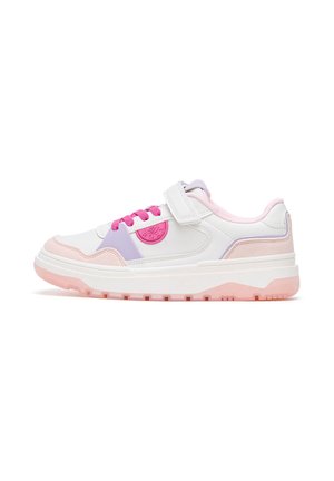Biały sneaker z różowymi i fioletowymi akcentami, różowymi sznurówkami, paskiem na rzep oraz teksturowaną różową podeszwą, pokazany z boku na białym tle.
