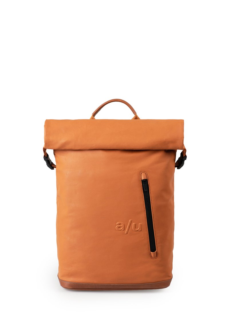 Oranger Leder-Rolltop-Rucksack mit einem Tragegriff, seitlicher Reißverschlusstasche, geprägtem Logo und glatter Oberfläche. Abgerundeter Boden mit dunkler Basis.