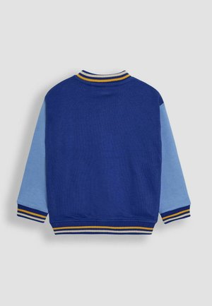Sweatshirt albastru cu guler rotund, manșete contrastante de culoare albastru deschis, tiv cu nervuri galbene și albastre și o textură netedă. Nu are un design vizibil pe față.