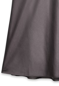 Gonna in satin grigio scuro con una texture liscia, caratterizzata da un design fluido e un orlo rifinito. Nessun motivo visibile o decorazioni.
