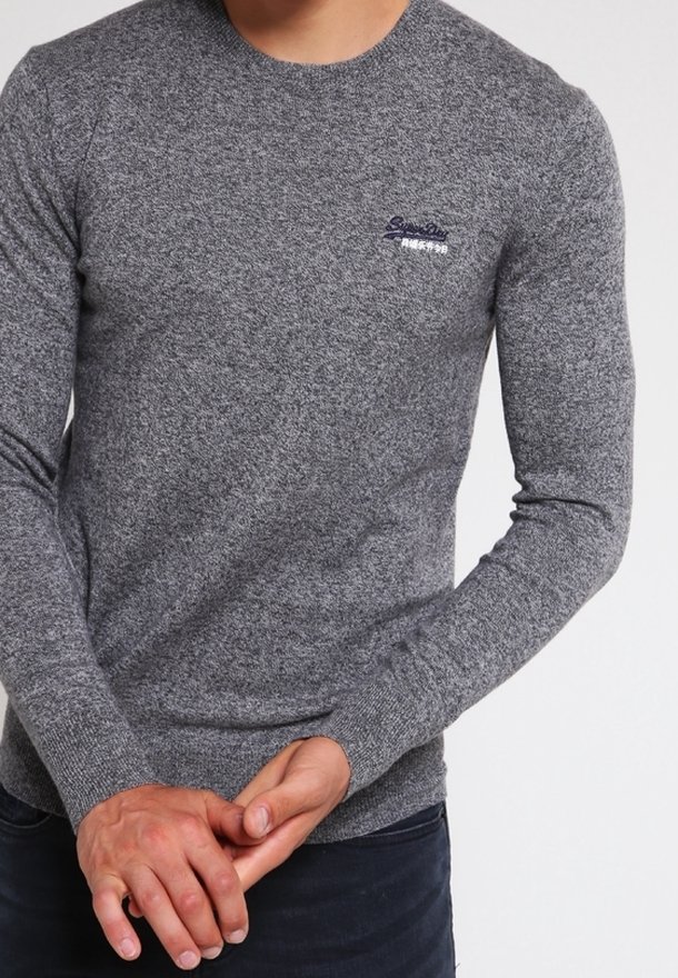 Grijze, sweater met lange mouwen en een ronde hals, met een geweven patroon. Bevat een klein blauw logo aan de bovenste linkerkant.