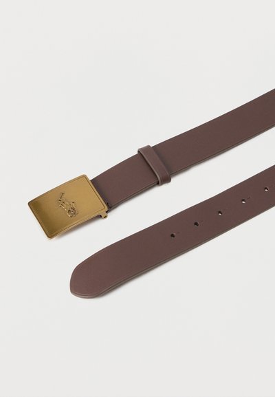 Καφέ δερμάτινη ζώνη με ορθογώνια χρυσή αγκράφα που φέρει έμβλημα με άλογο και αναβάτη, απλωμένη επίπεδα με ορατές τρύπες για ρύθμιση.