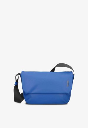 Sac bandoulière rectangulaire bleu avec sangle d'épaule noire ajustable et fermeture à rabat, marqué d'un petit logo sur le côté droit avant.