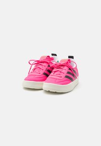 adidas Originals GAZELLE HOME UNISEX - Αθλητικά παπούτσια - lucid pink/off white/core black
