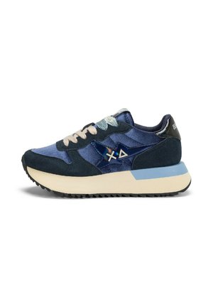 Marineblauwe en beige sneaker met lichtblauwe accenten, beige veters, zwarte zool en een glanzend stervormig logo aan de zijkant.