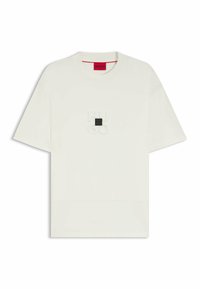 Cremefarvet t-shirt med korte �ærmer og rund halsudskæring, prydet med præget logo på brystet og en rektangulær sort detalje. Blødt jersey-stof.