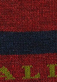 Tessuto lavorato a maglia in righe orizzontali rosse e blu scuro con una superficie texturizzata; presenta lettere gialle sulle sezioni rosse.