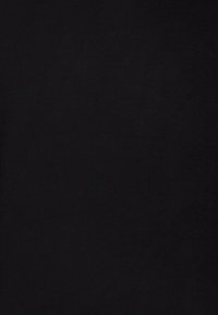 Črn material z gladko teksturo, enakomerno površino in mat finišem. Ni vzorcev ali vidnih šivov.