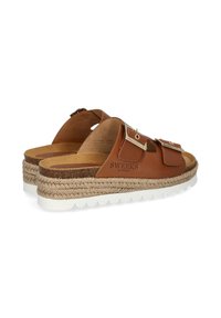 Bruine leren sandalen met espadrille-stijl touwDetails, platformzool, twee verstelbare banden met metalen accenten en een gestructureerde inlegzool.