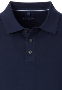 Marineblaues Poloshirt aus Baumwolle mit klassischem Kragen, einer Drei-Knopf-Leiste und einem dezenten gestreiften Akzent am Hals.