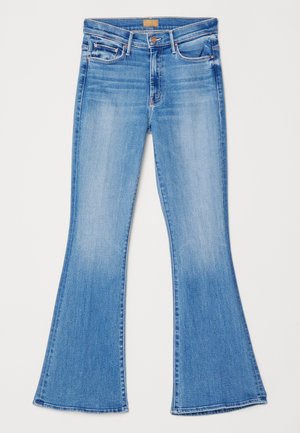 Jeans de mezclilla de tiro alto, de corte acampanado y en un azul claro, con cinco bolsillos y costuras en contraste. Presentan una textura suave y lisa.