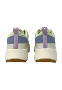 Zapatillas moradas y verdes con una parte superior de punto texturizado, acentos azules, una suela blanca gruesa y una etiqueta de marca vertical en el talón.