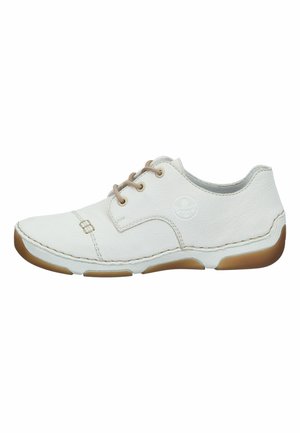 Biały, skórzany, codzienny but sznurowany z brązową podeszwą i detalami przeszyć, zaprojektowany z myślą o komforcie i codziennym użytkowaniu.