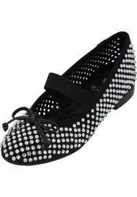 Zapato plano negro con un diseño de malla y adornado con grandes piedras de strass transparentes. Presenta una banda elástica negra y un detalle de moño en la punta.