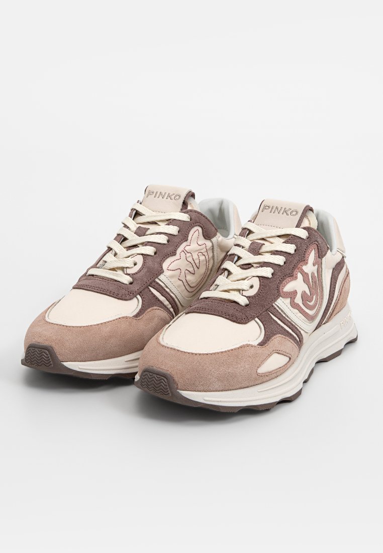 Sneaker beige e marroni con un mix di suede e mesh, featuring un dettaglio del logo sul lato, lacci color crema e suola in gomma texture.