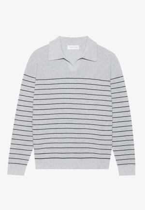 Pull gris rayé avec une texture douce, dotée d'un col et de rayures horizontales bleu marine sur le corps et les manches.