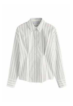 Vit skjorta med knappar, mörkblå vertikala ränder, långa ärmar, spetsig krage och något kortare design, med knappstängning och manschettdetaljer.