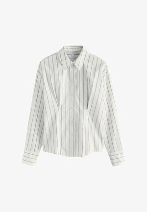 Vit skjorta med knappar, mörkblå vertikala ränder, långa ärmar, spetsig krage och något kortare design, med knappstängning och manschettdetaljer.