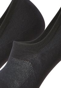 Calzini neri alla caviglia con una texture liscia, caratterizzati da una Cintura a coste e un tallone rinforzato, che presentano un design senza cuciture per il massimo comfort.