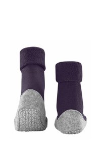 Fioletowe skarpetki dzianinowe z puszystym mankietem i szarymi filcowymi podeszwami, z teksturowanym wzorem antypoślizgowym na spodzie dla lepszej przyczepności.